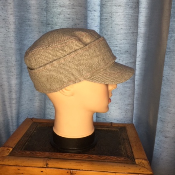 CLAIRE’S gray woman’s beret - Picture 4 of 6